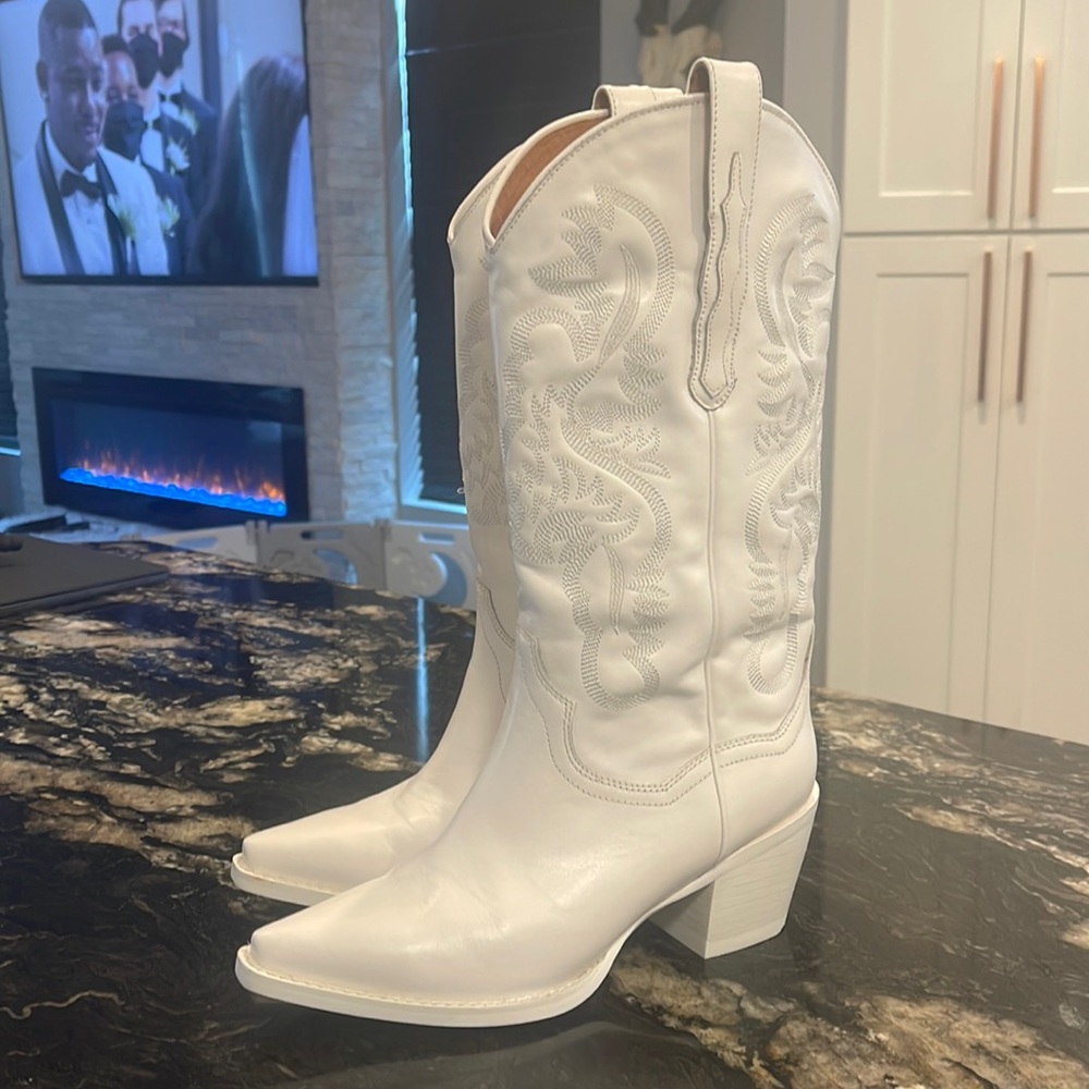 Jeffrey Campbell Dagget Boot in white size 7.5